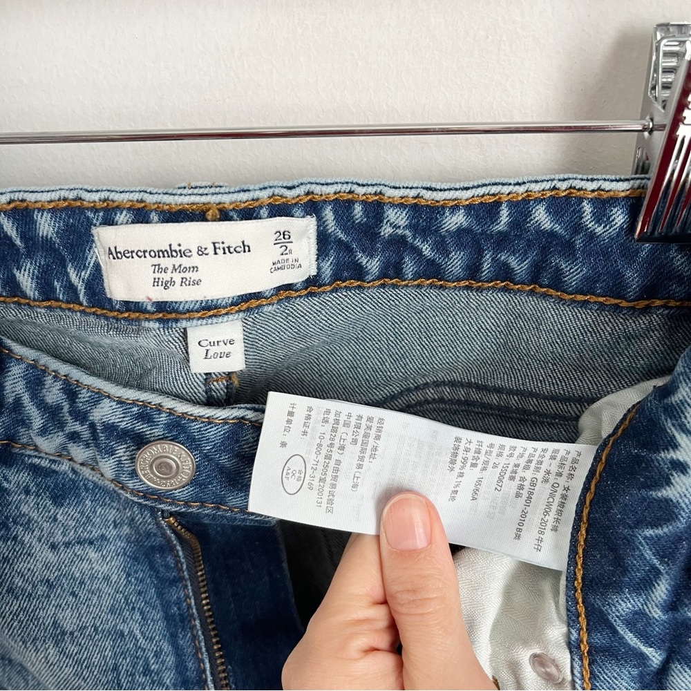 Abercrombie & Fitch The Mom High Rise Curve Love Jeans in Acid Wash Blue - Picture 9 of 11